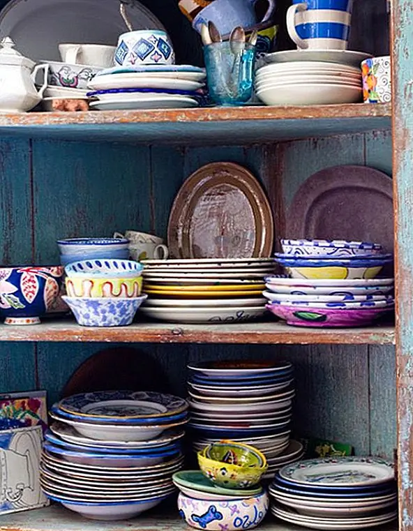 Конечно, когда кусок дерева находится на более узкой стороне и мало что может предложить в виде красивых древесных зерен, живопись - фантастический вариант. Вместо того, чтобы сожалеть о том, что у нас нет красивой деревянной реликвии, чтобы добавить теплоту и изощренность, мы можем вместо этого извлечь выгоду из того факта, что с плеском цвета и, возможно, немного огорчением, старая неописуемая деревянная деталь может стать эстетическим компонентом, полным личность, история и рассказы.