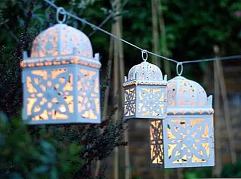 Эти фонари заполнены до краев культурой и личностью. Их североафриканские корни в настоящее время сильно влияют на тренд. Восхитительный синий цвет, объединенный с сиянием свечей, работает до потрясающего эффекта. И все же истинная красота этого аксессуара лежит в декоративных вырезах; оба интригующие и запутанные. Также стоит отметить универсальность этих фонарей - они отлично смотрятся как в помещении, так и на открытом воздухе. Доступно от Tesco за £ 16,99.