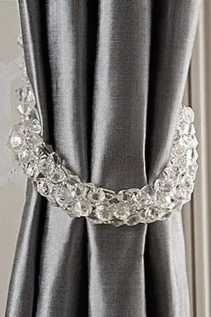 Эти связующие спины омрачают гламур, роскошь и щедрость. Они мгновенно обновят любую комнату, в которой они находятся. Это простое дополнение может превратить простую спальню в дворец принцессы. Доступно от Next за 16 фунтов.