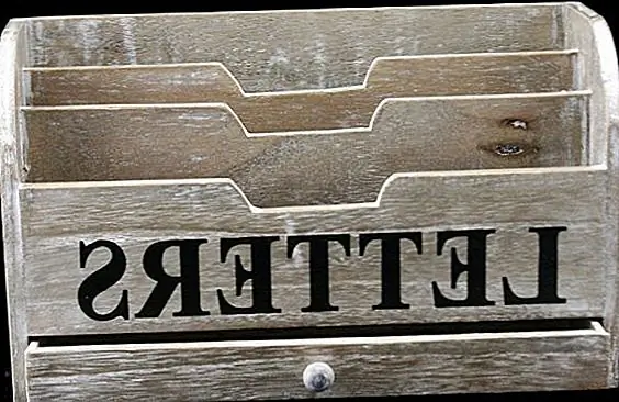 В этом окне с письмами есть странная и старая школа. В деревенском стиле вы добавите глубину персонажа в свой офис или фойе. И давайте не будем игнорировать тот факт, что этот винтажный аксессуар чрезвычайно полезен. В конце концов, нет ничего хуже, чем неизбежное накопление писем, испытанных после того, как почтальон был. Доступен из Debenhams за £ 15,20.