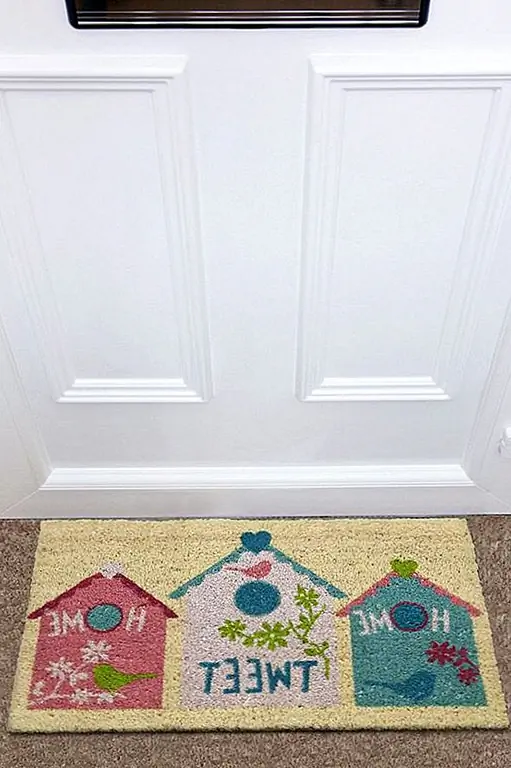 Добро пожаловать в коврик - рекомендуемое дополнение к любому дому. Это первое, что люди заметят, когда они прибудут в ваш дом, и поэтому он задает тон. Пастельные тона, цветы, сердца и птицы; какой лучший способ приветствовать своих гостей, чем через этот очаровательный коврик? Доступно с Next за £ 12,00.