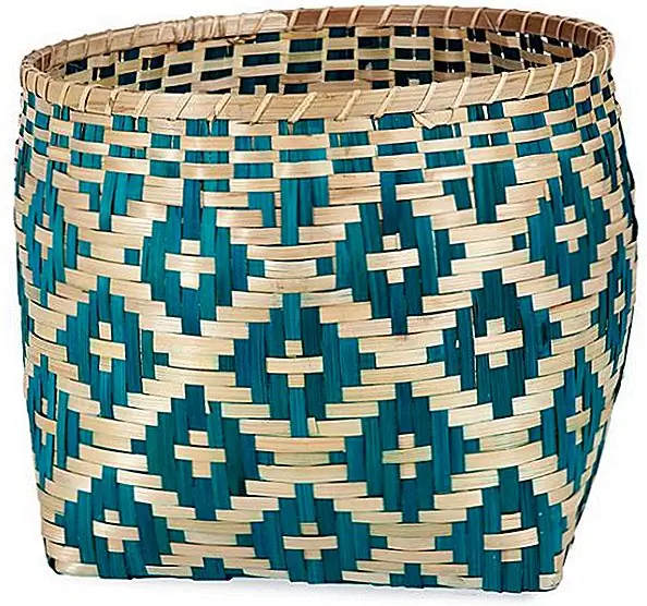 Используйте свою потребность хранить товары в качестве возможности добавить стиль в свой дом. Не ходите за мягкими и скучными корзинами. Эта двухцветная корзина - яркий пример того, что вам нужно искать. Цвета богаты и похвастаться красивым блеском, в то время как дизайн необычен и увлекателен. Доступен из Zara Home за 19,99 фунта стерлингов.