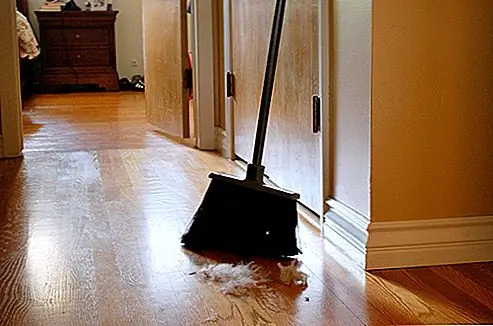 Ваш дом должен быть как можно более чистым. Это показывает потенциальным покупателям, что вы заботитесь об этом и серьезно относитесь к обслуживанию. Никто не хочет покупать дом, в котором плохо обращались. Даже если у этого есть большой потенциал, тот факт, что он выглядит беспорядочным, заставит его выглядеть непривлекательным, а дом, который одинаково хорош или менее красив, чем ваш, может получить приоритет из-за этой небольшой детали.