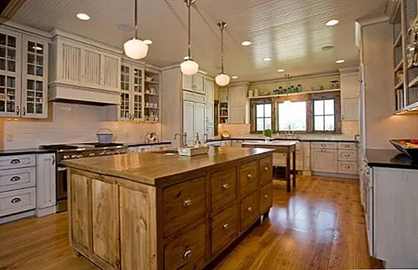 Конечно, прежде чем вы разместите свой дом на рынке, вы можете сделать некоторые обновления. Однако вы не должны преувеличивать. Это может запугать покупателей и заставить их думать, что ваш дом выходит из своего бюджета. Вы должны просто сосредоточиться на том, чтобы дом выглядел хорошо. Он не должен выглядеть как новый, потому что это, очевидно, не так, и никто этого не ожидает.