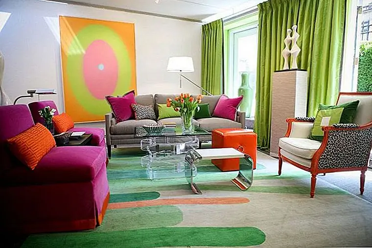 Современный дизайн в целом, но уникальный и освежающий в выбранных цветах, вы можете легко увидеть, как они тонируют комплимент и играют контрастные роли в этой гостиной.