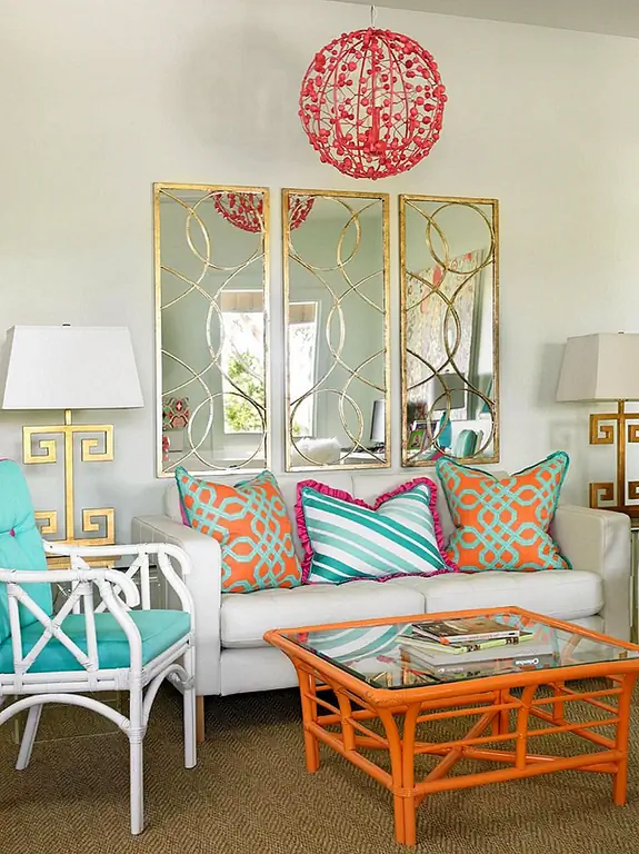 Мы любим эту женскую и весеннюю гостиную. У этого есть прикосновение женственности и красивого сочетания цветов, которые появляются с личностью против нейтрального кремового основания. {Найдено на hgtv}.