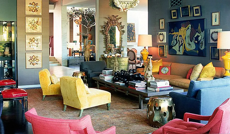 Эта гостиная полна интереса и эклектичной привлекательности, а уникальные цветовые пары являются одним из наиболее преобразующих дополнений. Без ярких цветов эта комната была бы более захламленной и беспорядочной, с цветами, которые вы видите гораздо больше стиля и детализации.