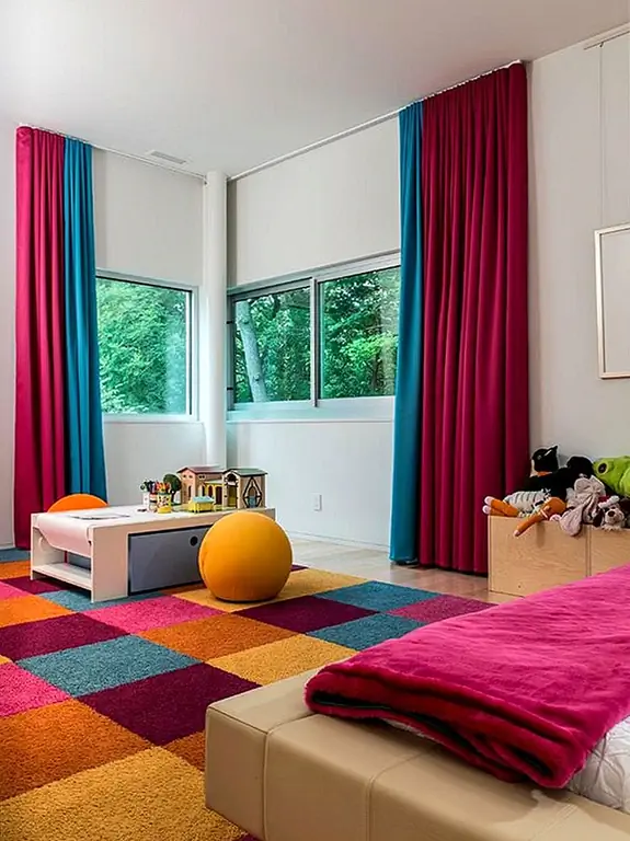 Вот некоторые более богатые примеры «промежуточных» оттенков на цветовом колесе. И это также прекрасный пример того, как триадные цветовые схемы могут полностью преобразовать классическую комнату. {Найдено на davidrausch}.