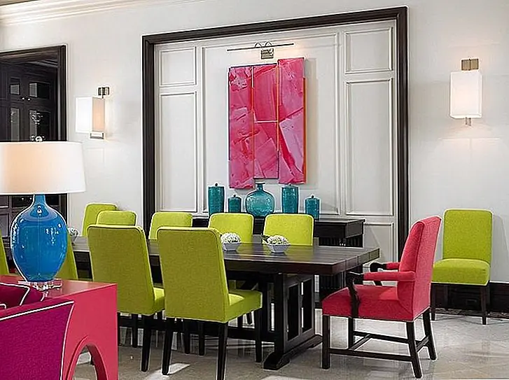 Для причудливой прогулки в ультрасовременной столовой, загляните в эту великолепную обстановку. Он уникален и яркий, не будучи слишком китчим или суровым на глазах. {Найден на johndavidedison}.