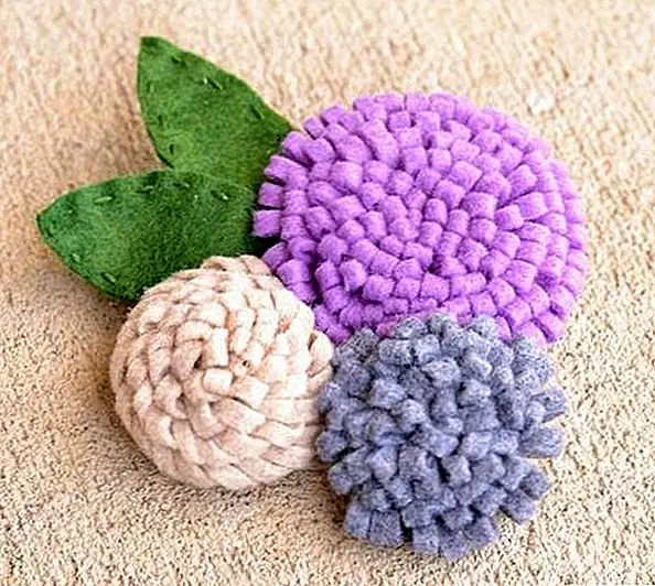 Эти цветы также легко сделать, и они тоже весьма универсальны. Используйте некоторые войлочный, тканевый клей, штыревые спинки, картон и вышивальную нить для их изготовления. Сначала решите, насколько большой вы хотите, чтобы цветок был, и разрезали кусок войлока, сложите его пополам и приклейте кромку. Отрежьте маленькие прорези в сложенную часть и прокатите цветок, склеив его по пути. Налейте его на место, когда клей высохнет. Затем прикрепите картон и штырь и не стесняйтесь украшать цветок, как хотите. {Найден на infarrantlycreative}.