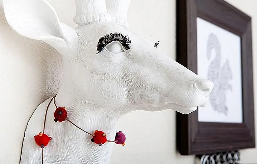 Несколько больших фетровых цветов можно просто использовать как украшения вокруг дома. Они выглядят действительно шикарно, и настенная голова лося привлекательна, как есть. Но фетровые цветы могли бы выглядеть милыми во многих других декорах.