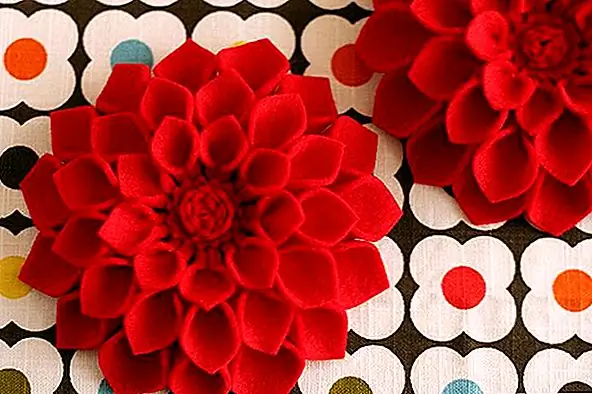 Чтобы сделать стильный фетровый цветок, подобный этому, вам понадобятся ножницы, тканевый клей, ремесло с двумя контрастными цветами, одно для цветка и одно для спины, игла и нитка и тонкий картон. Например, если вы хотите превратить цветок в брошь, вам также понадобится булавка. {Found on notmartha}.