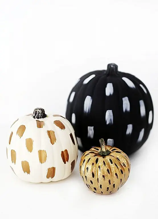 Если вы предпочитаете придерживаться самих тыкв, подумайте о краске. Используйте немного золота и белого цвета, чтобы добавить немного гламура к вашему осеннему столу и создать центральную фигуру, которая заставит позолотить кабалу Золушки. (через Merrythought)