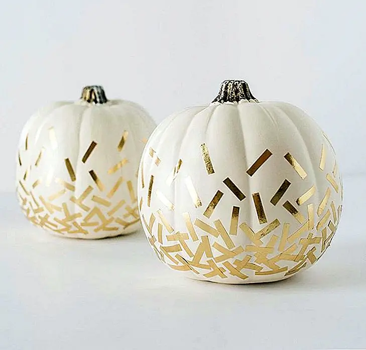 Контактный документ Hellooooo. Он не только работает для преобразования мебели и цветочных горшков, вы можете использовать его, чтобы украсить ваши тыквы! Только представьте, что эти красавицы сидят среди некоторых светящихся чаек на столе в столовой. (через Homey Oh My)