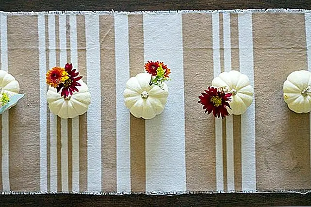 Вот еще одна простая идея «я-вне времени». Загрузите несколько мини-тыкв и букет осенних цветов, пока вы в бакалейной лавке. Затем просто совать несколько отверстий, вставить свои цветы и выровнять их на столе для максимального эффекта падения. (через Sweetest Occasion)