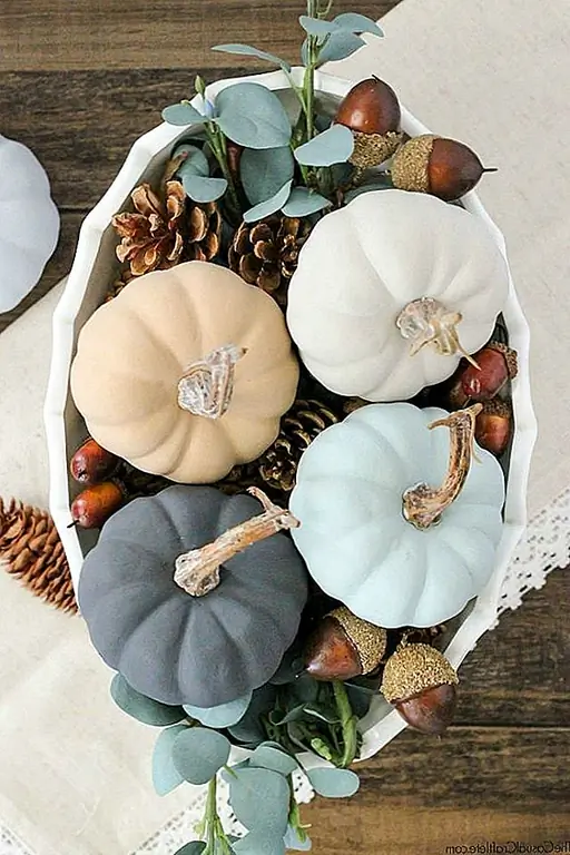 Краска для досок имеет так много применений, некоторые из них предназначены исключительно для внешнего вида. Нарисуйте свою тыкву краской на доске, чтобы получить эффект матовой тыквы, который будет выглядеть прямо у себя дома в вашей столовой в стиле страны. (через случайный мастер)