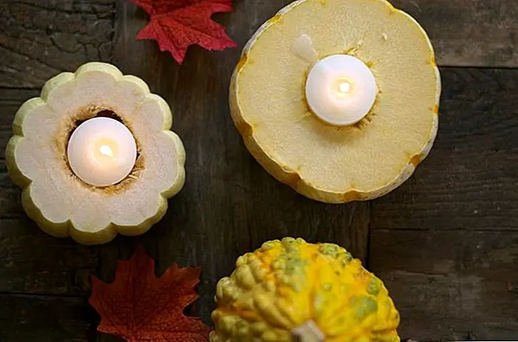 Кто не любит теплую ванильную свечу осенью? Придумайте некоторые из этих крошечных тыкв и используйте их в качестве избирательных бюллетеней для ваших осенних свечей. Это победная победа, когда вы можете сделать ваши запахи подходящими для вашего декора. (через Маленький Монстр)