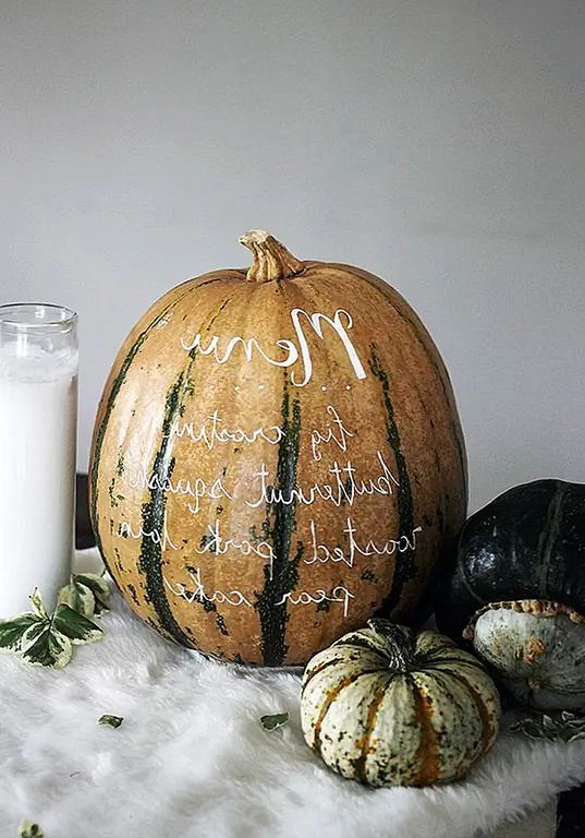 Пусть ваши гости узнают, что у вас есть на ужин, написав свое меню на более крупной тыкве. Хотя вы захотите использовать свой самый красивый почерк для этого, по крайней мере, будет легко стереть и начать, если вы ускользнете. (через Merrythought)