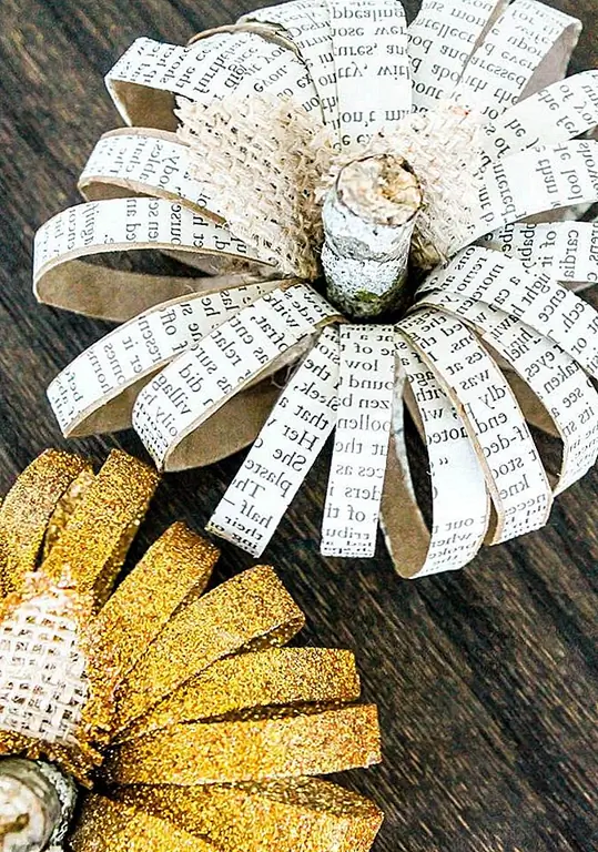 Пусть ваши дети попадают в осенний центр с этим! Обложка трубок туалетной бумаги в бумаге или блеске или любых других освещаемых цветных материалах, которые вам нравятся. Затем разрежьте их на полоски и наденьте их вокруг палки для забавной деревенской выпечки. (через Domesticically Blissful)