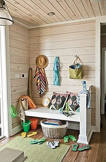 Скамья или какое-то место для сидения создают уютную атмосферу, поэтому включите такой элемент в ваш вход, даже если пространство мало. Возможно, вы можете использовать пространство под скамейку в качестве места для обуви и добавить крючки для сумок и шляп.