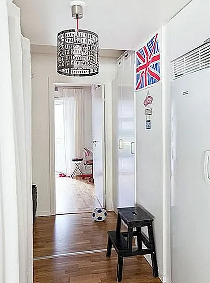 Другой вариант - спрятать все в шкафу и заставить его казаться, что вход - простое, простое пространство. Конечно, вы можете аксессуарами пространства с красивым светильником или некоторым настенным искусством.