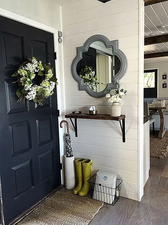 Держите вход свежим и воздушным. Упростите все. Вместо шкафа. Подложите простую полку. Вместо стойки для обуви просто используйте пол и так далее. Повесьте зеркало на стене и украсьте пространство вазой или, еще лучше, венком на двери.
