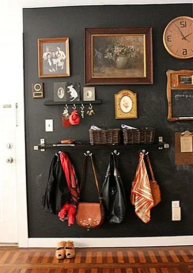 Вы можете комбинировать внешний вид и функцию, создавая стену галереи для входа. Вы можете смешивать и сочетать полезные и декоративные элементы, такие как полки, крючки, обрамленные картины, зеркала, настенные часы и т. Д.