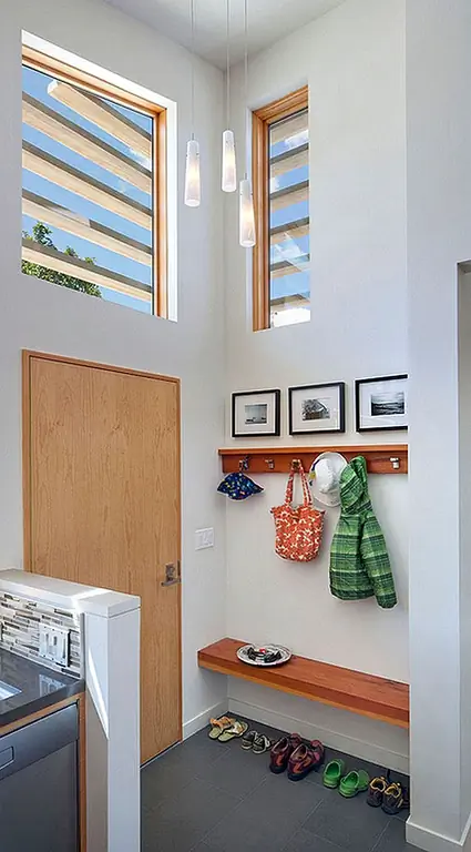 Пространство, пусть и маленькое, выглядит лучше, когда оно хорошо организовано. Это прекрасный пример. Этот небольшой вход прост, но все, кажется, имеет свое собственное место, и декор сбалансирован и гармоничен, не будучи подавляющим.