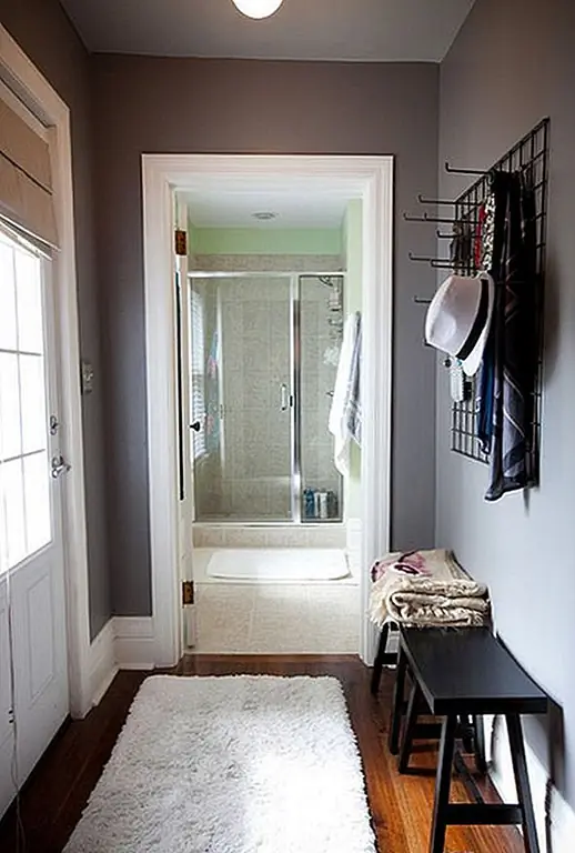 Вы можете сделать любой вход приветствующим, независимо от того, насколько большой или насколько он мал, добавив пушистый, текстурированный коврик. Кроме того, в этой области также будет иметься деревянные полы.