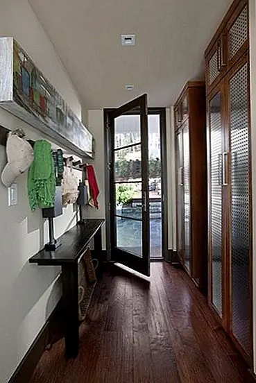 Вместо того, чтобы использовать ваше пространство для хранения, сосредоточьтесь на стенах. Например, настенная стойка может обеспечить большое количество хранения пальто, шляп, шарфов и других вещей для вас и ваших гостей.