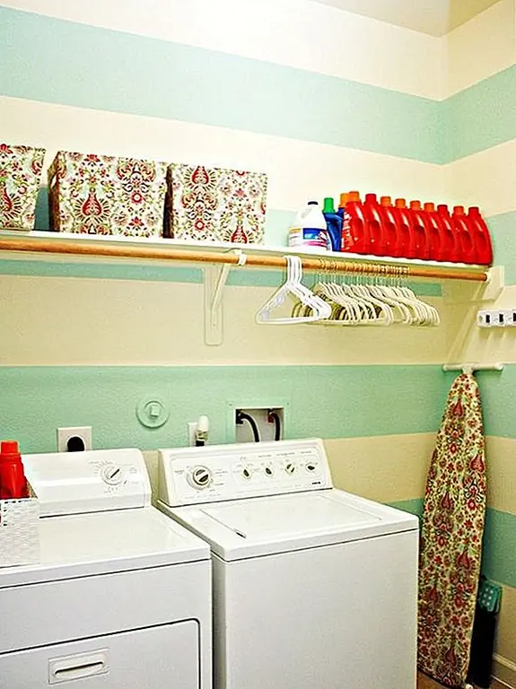 Даже если вы регулярно используете сушилку, есть некоторые предметы одежды, которые вы предпочтете вместо этого повесить. Установите горизонтальный полюс, который вы можете использовать с вешалками где-нибудь в вашей прачечной. Держите его на уровне глаз или, альтернативно, используйте вешалку для настенного крепления, которая достаточно высока, чтобы ваши рубашки не вываливались на пол.