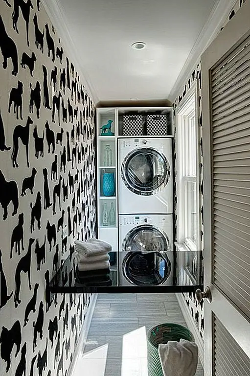 Полки для укладки вашей стилизованной одежды и постельного белья, как правило, стоят на высоком уровне в ограниченном пространстве большинства прачечных. Тем не менее, даже пару полок стоит установить, чтобы помочь вам организовать. Помните, что предметы, которые вы отмыли, не будут постоянно храниться в комнате.