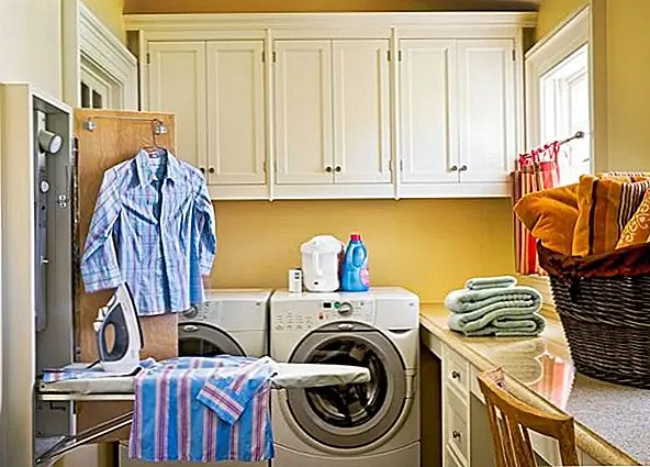 Складывающаяся полка - идеальное решение, если у вас нет свободного пространства на стене. И это остановит вас от соблазна использовать пол для кучи аккуратно сложенного белья. Варианты откидывания не просто заканчиваются стеллажами. Гладильные доски идеально подходят для откидной обработки.