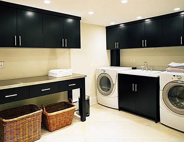 Штабелируемые бункеры - лучшие из них, чтобы их можно было аккуратно отложить, если они не используются. Белые или гладкие рабочие поверхности помогают впервые разобраться в стирке, без ошибок. Используйте обычную поверхность стола, которую вы можете вытащить, если ваша прачечная выталкивается в космос.