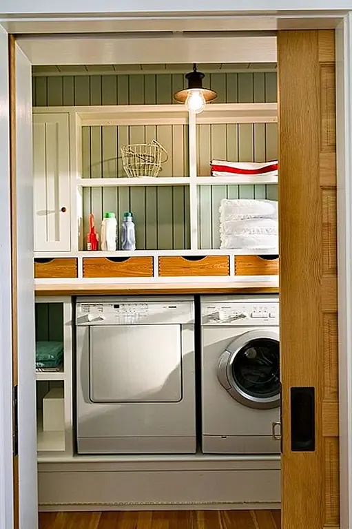 Закройте свою прачечную, когда она используется, но не занята. Поскольку подсобные помещения, как правило, примыкают к кухне или заднему вестибюлю, может быть мало места для откидной двери. Просто установите двустворчатую дверь или скользящую, чтобы вы могли отключить комнату, когда она используется.