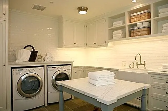 Современные дизайнеры прачечных, как правило, помещают сушилку поверх стиральной машины, чтобы сохранить площадь. Это работает, но если у вас есть комната, установите бок о бок вместо этого. Это значительно упрощает загрузку и выгрузку.