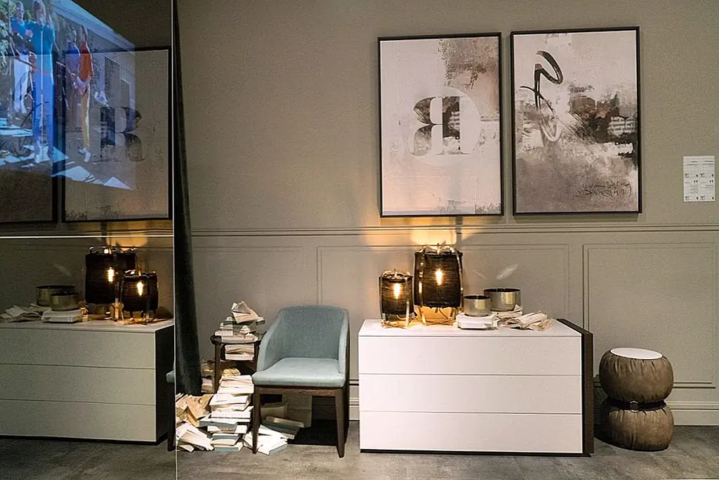 Важно подумать, как вы и все остальное будете смотреть на картинку / картинки. Будете ли вы стоять или будете сидеть? Будут ли изображения отображаться над кушеткой, изголовьем или каким-либо другим элементом или стена будет без мебели? Если они будут просмотрены с позиции стоя, то вы захотите использовать правило высоты галереи, которое в основном утверждает, что вы должны повесить произведения искусства в 57 дюймов в центр. Так что же это значит? Это означает, что сначала вам нужно измерить 57 "от пола, затем измерьте изображение сверху вниз, разделите число пополам и вычтите пространство между проводом и верхней частью рамки (если это даже так) и добавьте это число до начального 57 ". Это то, где штырь должен идти так, чтобы центр изображения находился на уровне глаз.