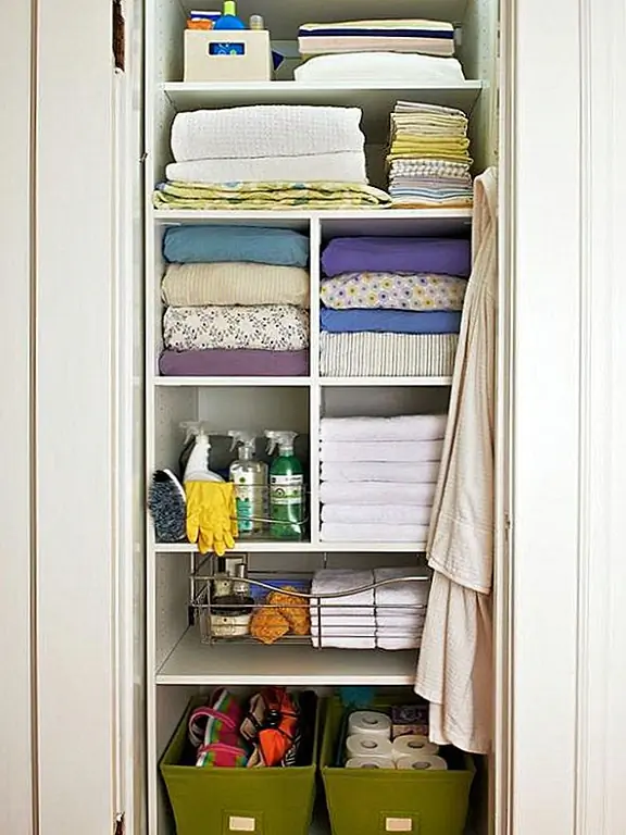 Если вам посчастливилось иметь дополнительный шкаф, превратите его в дом для вашего постельного белья! Это позволяет легко скрыть, схватить и пойти и, конечно, организовать все!