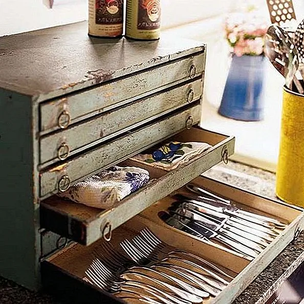 Получайте креатив и используйте старинные коробки, шкафы и даже шкатулки для драгоценностей, чтобы хранить вещи, такие как фартуки и салфетки. Это даст вам шведский стол, в котором вы будете в стиле, но вы точно узнаете, когда найдете что-то особенное, когда придет время.