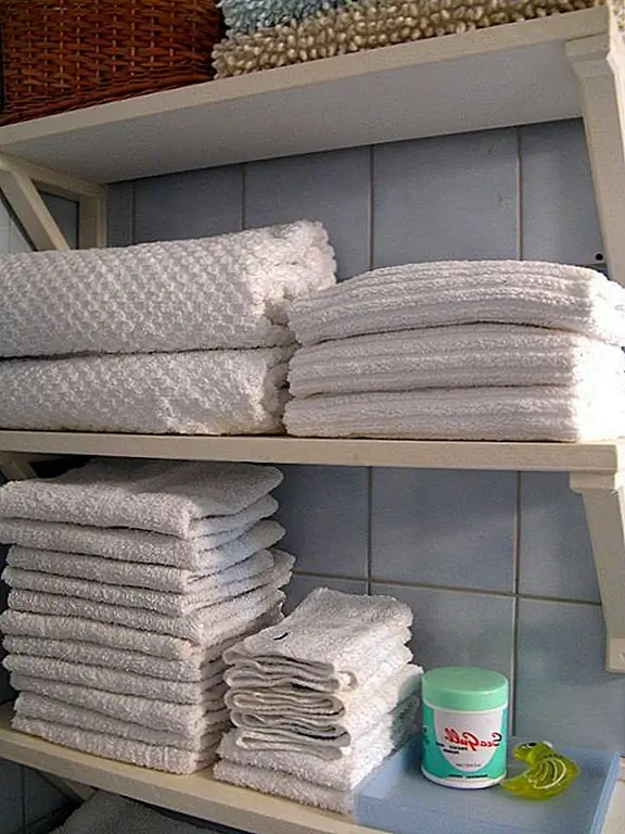 Создайте несколько боковых стеллажей на шкафах на кухне или в ванной комнате! Это отличный и простой способ сохранить ваше белье и сохранить его в доступном состоянии.