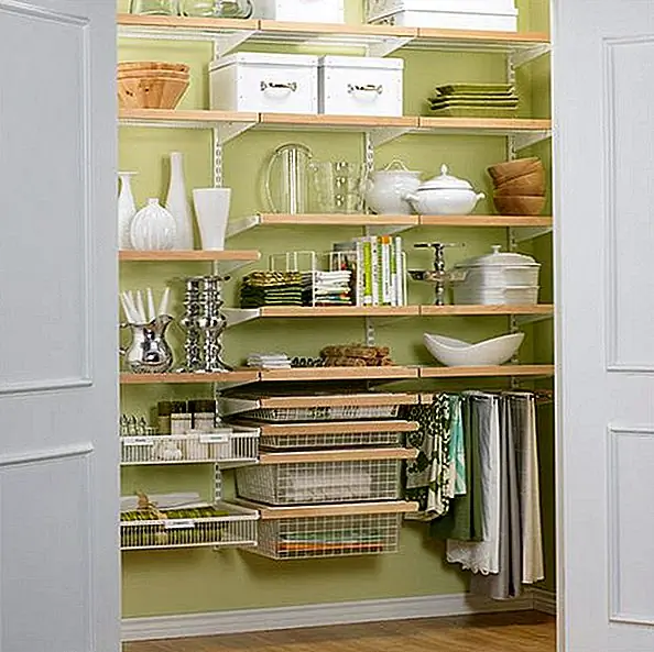 Иногда лучший способ хранить ваше белье - в шкафу или укромном уголке, но не всегда лучше складывать их! С прессованными скатертями, салфетками и фартуками иногда бывает лучше повесить их!