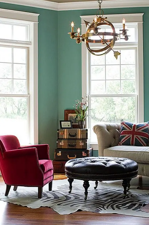 Используйте старые чемоданы и т. П., Чтобы сохранить свое белье! Здесь вы можете реально использовать свое воображение и выяснить, как работать в пространстве, которое у вас есть.