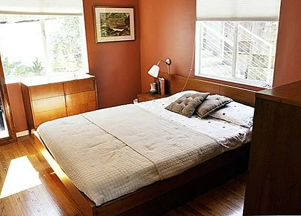 Прекрасная идея, застрявшая от Apartment Therapy, для квартир или даже общежитий, хранит дополнительные листы между матрацем и коробочкой! Захватите и идите, когда пришло время сменить кровать!