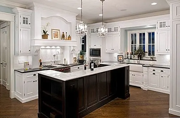 В кухне в стиле фермы такой же люстр, как и в предыдущем случае, больше не будет работать. В этом случае люстра должна выделяться, но не быть слишком привлекательной. Просто нужно добавить этот намек на изощренность, которая изменила бы атмосферу на кухне от монотонной до шикарной. Хрустальные люстры могут делать это со стилем.