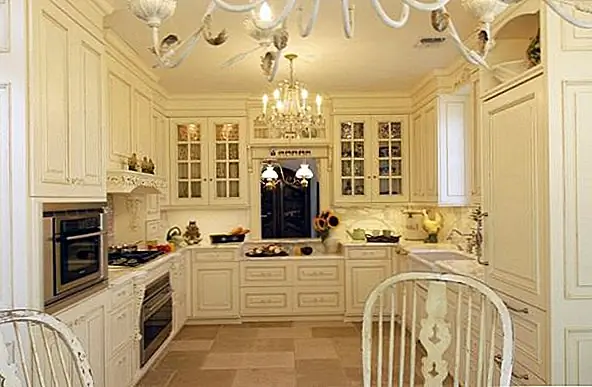 На кухне, подобной этой, люстра также добавляет немного изысканности, но также делает декор немного более формальным. Это очень элегантная деталь, и она создает красивый фокус в этой традиционной кухне. Это не контрастно, поскольку, похоже, оно принадлежит, и оно прекрасно сочетается с остальной частью декора.