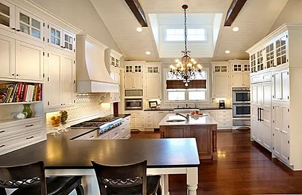 Выбирая люстру, вы также должны обратить внимание на ее размеры. Они должны соответствовать вашей кухне. Например, маленькая кухня казалась бы меньше и загромождалась огромной люстрой посередине. Но просторная кухня, подобная этой, могла бы выиграть от низко висящей, многоуровневой люстры. Он идеально подходит для этого пространства.