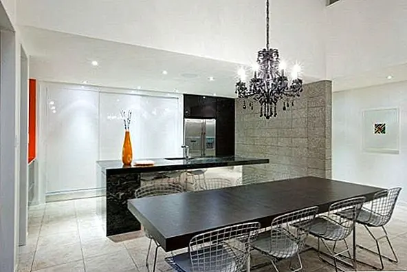 Зачем мне есть люстра на кухне?