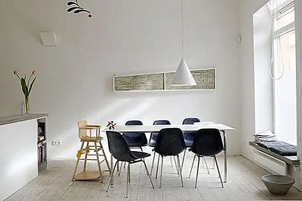 Или, может быть, вы предпочитаете менее формальный подход, полный цвета и жизни. В этом случае вы можете попробовать получить желтые стулья с металлическим каркасом и спиной вокруг современного простого белого прямоугольного стола, украшенного только небольшими чашами или вазами. Он отлично выглядит в белом декоре и характерен для молодых людей.