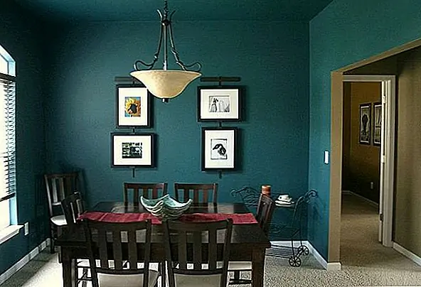 Контрасты хороши, поскольку они создают разнообразие и не позволяют монотонности делать ваши блюда скучными и заставляют вас терять аппетит. Вот почему мы предлагаем хорошую столовую с белыми стенами и бежевым полом и столом, но с черными современными стульями и большими лампами, висящими над обеденным столом с потолка. Конечно, вы всегда можете попробовать противоположное, то есть деревянные стены и пол, сохраняя естественный цвет дерева в сочетании с черным прямоугольным простым столом и белыми футуристическими стульями, отлитыми в пластик. Добавьте несколько белых шариков в стенные ниши и белую подвесную лампу, и изображение будет завершено.