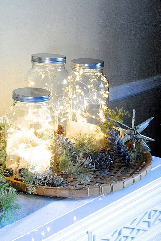 Снимаете рождественские огни? Стоп! Вы все еще можете использовать мигающие огни, чтобы создать волшебную зимнюю атмосферу в вашем доме. Заполните с ними несколько банок, наденьте их вокруг оконных рам или налейте их над своей кроватью. Потому что мигающие огни должны быть на все времена года. (посредством создания лимонад)